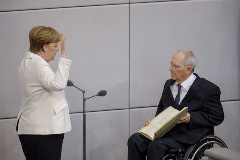 Bundestagspraesident Wolfgang Schaeuble, CDU, vereidigt Angela Merkel, CDU, im März 2018 als Bundeskanzlerin.
