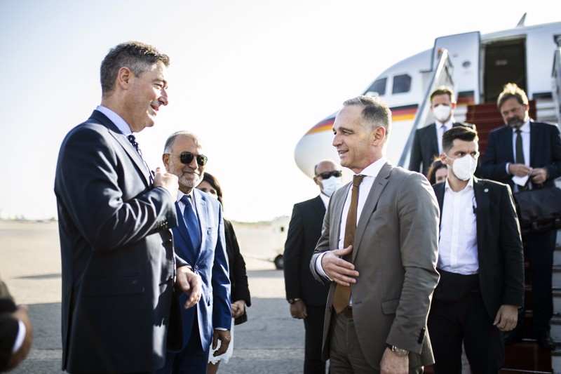 Heiko Maas bei seiner Ankunft in Tripolis (Libyen) im September 2021. Das Foto inszenierte Florian Gaertner (Photothek) im Auftrag der Bundesregierung. Es wird zusätzlich kostenpflichtig von der Deutschen Presseagentur vertrieben.