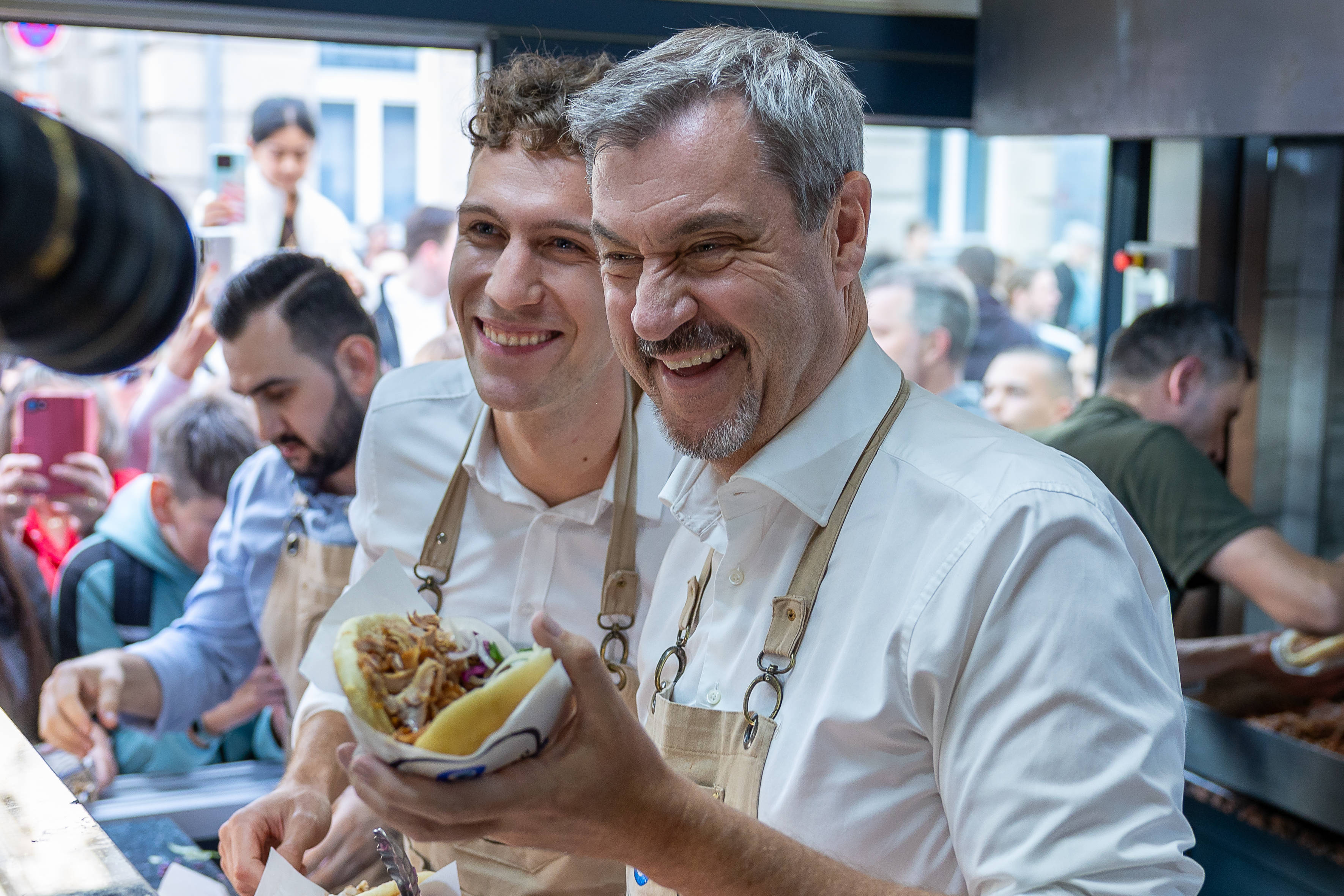 Markus Söder in einem Dönerladen