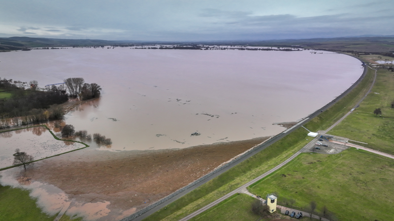 Sachsen-Anhalt, Kelbra: Die Talsperre Kelbra hat ihre maximale Kapazität erreicht. Tagelange Regenfälle und Tauwetter in den Gebirgen haben zu Hochwasser in Flüssen und Bächen geführt.