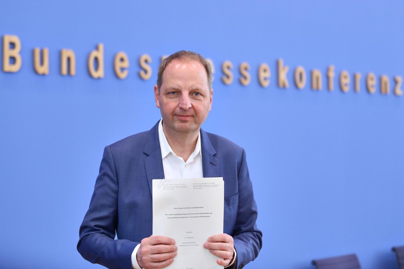 CDU-Politiker Heilmann mit dem Gutachten