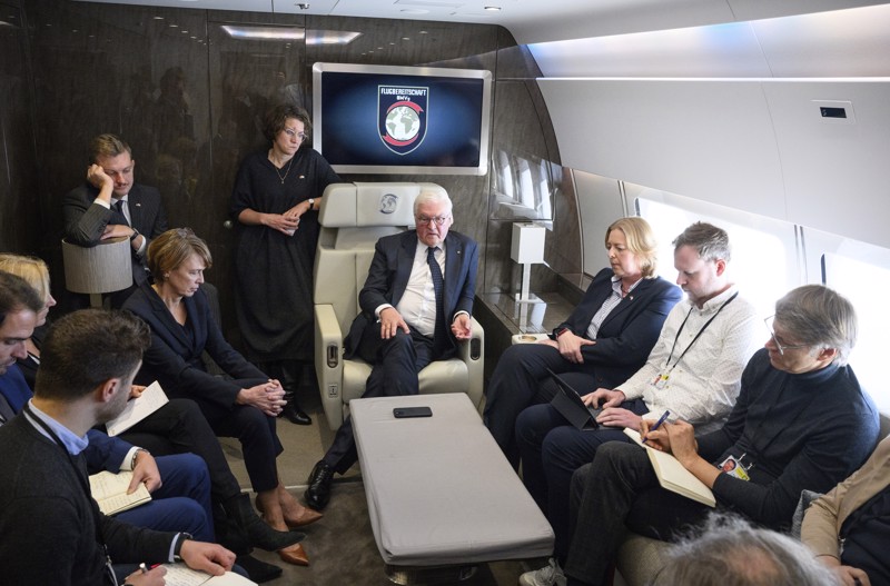 Bundespräsident Frank-Walter Steinmeier (M) seine Frau Elke Büdenbender (3.v.l.) sowie Bundestagspräsidentin Bärbel Bas (3.v.r., SPD) unterhalten sich auf dem Flug von Berlin nach Tel Aviv mit mitreisenden Journalisten.