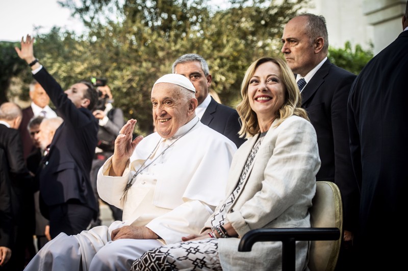 Meloni glänzte als gute Gastgeberin neben dem Papst Franziskus
