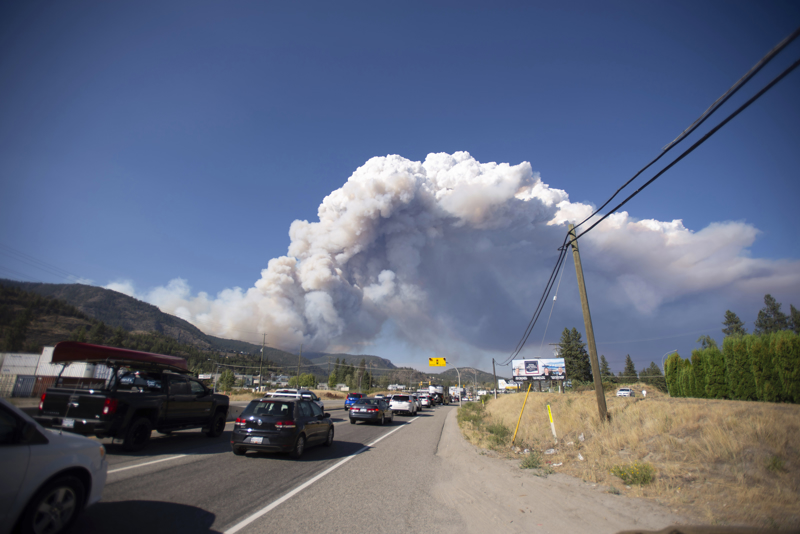 Der Einsatzleiter des BC Wildfire Service sagt voraus, dass dies die bisher schwierigsten Tage der Saison sein werden. Der Rauch des McDougall Creek Waldbrandes ist von Westbank, British Columbia, aus zu sehen.