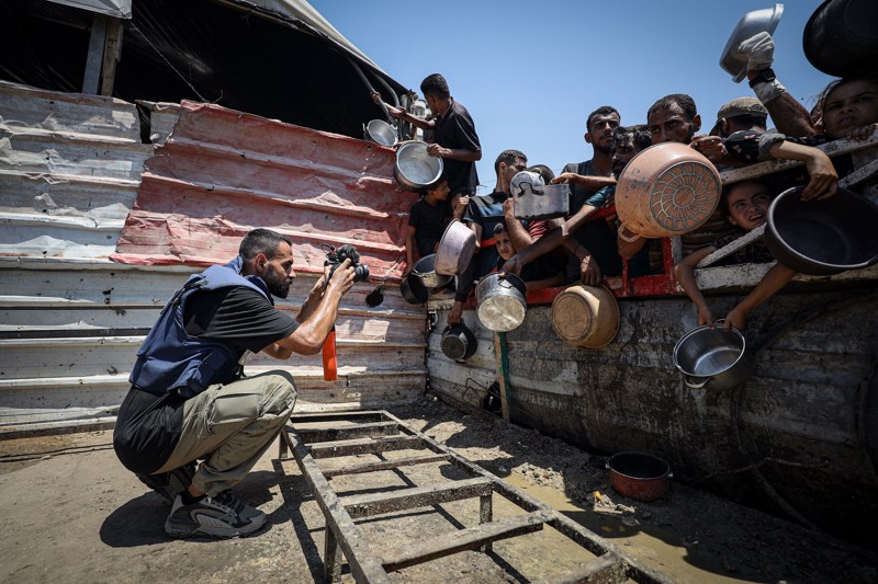 So entstehen die Fotos, die auch in internationalen Abendnachrichten landen und eine angebliche Hungersnot dokumentieren sollen.