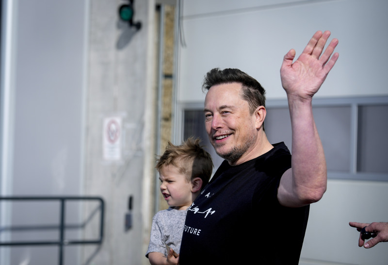 Beste Laune in der Brandenburger Sonne: Elon Musk und Sohnemann X Æ A-XII