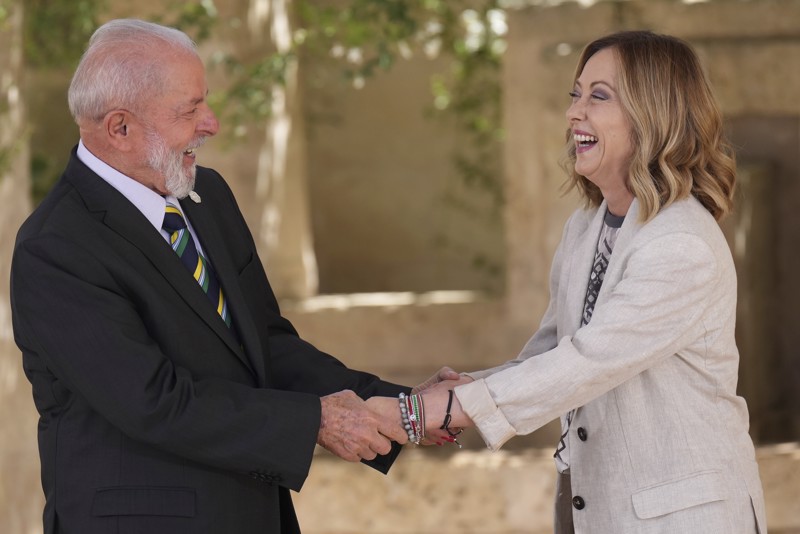 Meloni in großer Freude mit Brasiliens Präsident Lula, obwohl er politisch nicht ihrem Lager zugehört, bleibt die Italienerin vorbildlich staatsmännisch.