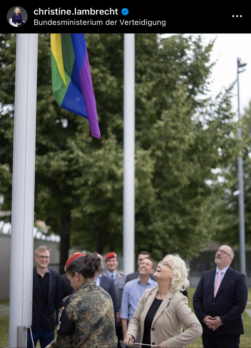 Die damalige Verteidigungsministerin Christine Lambrecht hatte die Regenbogenflagge auch vor dem Bundesministerium der Verteidigung feierlich hissen lassen.