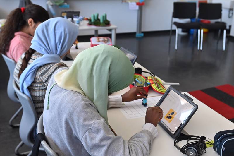 Laut einem Bild-Interview mit dem Präsidenten des deutschen Lehrerverbandes, Stefan Düll, gibt es immer mehr muslimische Schüler in deutschen Großstädten. Teilweise gebe es Grundschulen, „in denen fast nur noch muslimische Schüler sitzen.“ Diese Entwicklung führt vor allem während des Ramadans zu Konflikten.