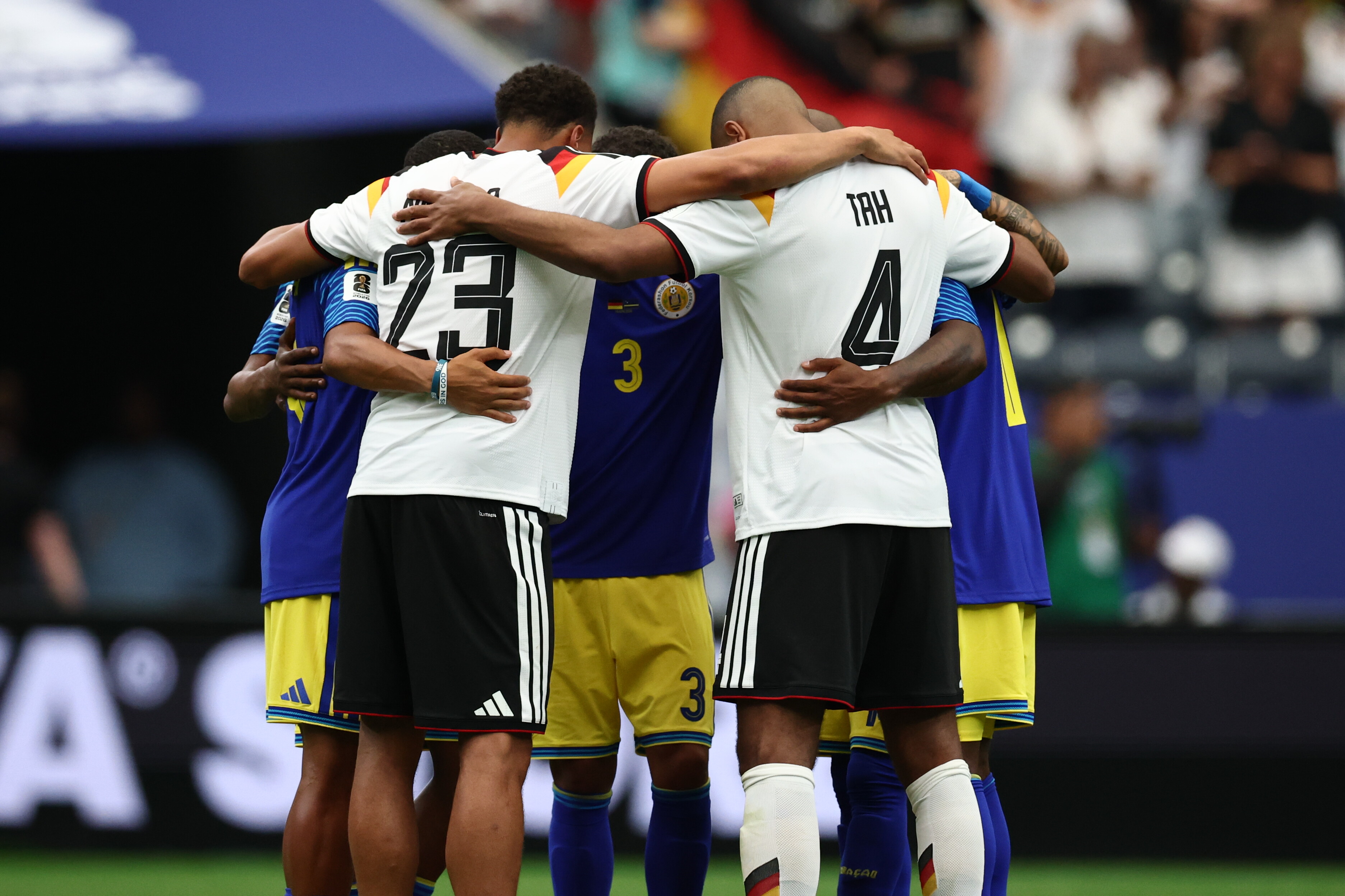 „Wir sind alle Christen, wir sind alle Brüder“: Felix Nmecha und Jonathan Tah beten mit den Spielern aus Curaçao.