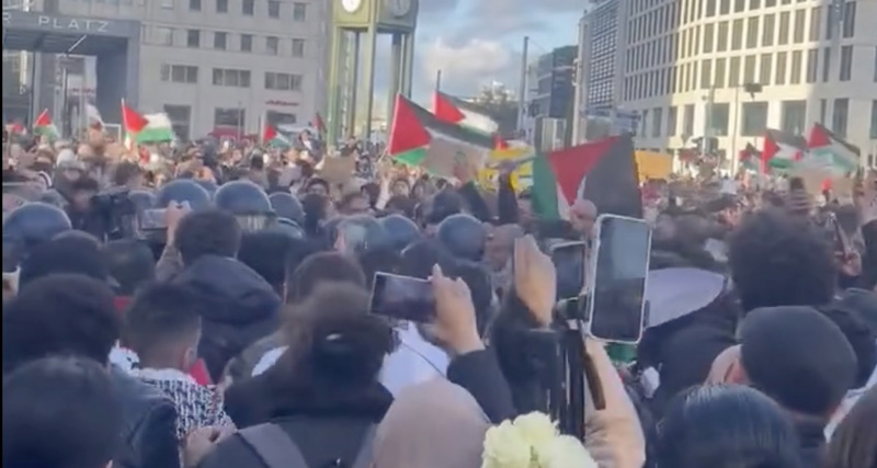 In Berlin versammelten sich zahlreiche Hamas-Unterstützer trotz Versammlungsverbots. Es kam zu Rangeleien mit der Polizei.