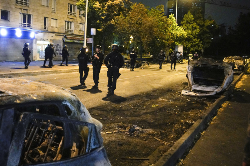 In Nanterre brannten viele Autos aus.