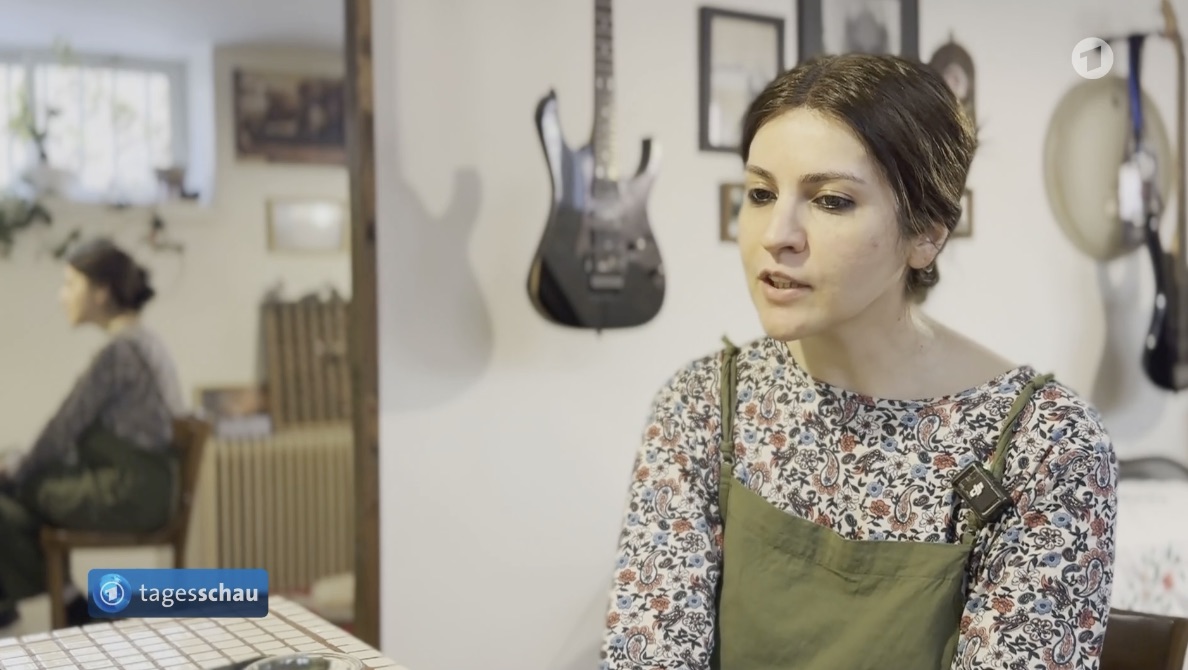 In einem ARD-Filmbeitrag erzählt die Lehrerin Sepideh von der Lage in Teheran. Wer drehte das Video?