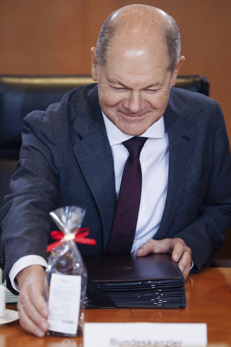 Da freut er sich: Der Bundeskanzler greift nach dem Schoko-Nikolaus.