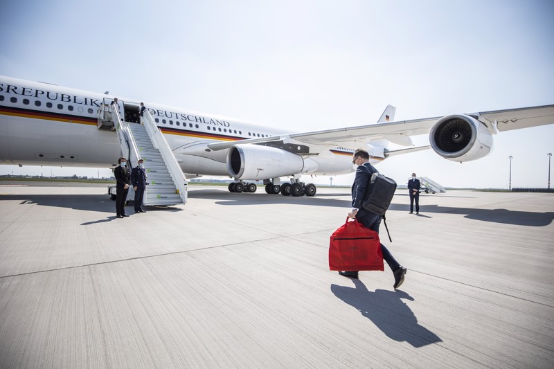 Liebe Leser, auf diesem Foto reist Heiko Maas von Berlin nach Südasien. Können Sie erraten, welcher Propaganda-Fotograf es geschossen hat? Die verblüffende Ähnlichkeit zu den Bildern oben ist alles, aber kein Zufall. Credit: photothek / dpa
