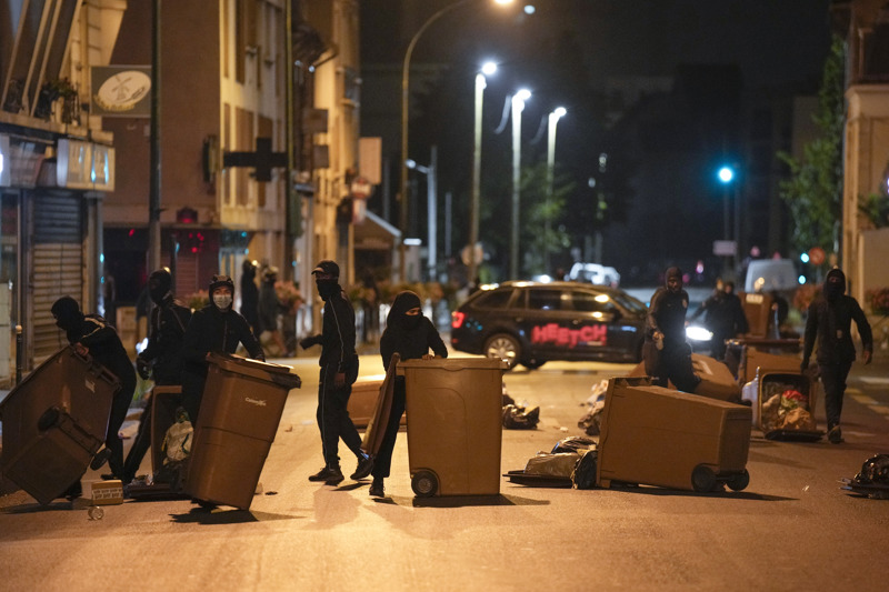 Plünderer blockieren eine Straße mit Mülleimern in Colombes, außerhalb von Paris