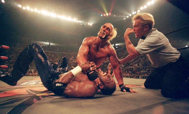 restling-Star Hulk Hogan würgt den Basketballstar Karl Malone von Utah Jazz bei einem Pay-per-View-Wrestlingkampf im Jahr 1998