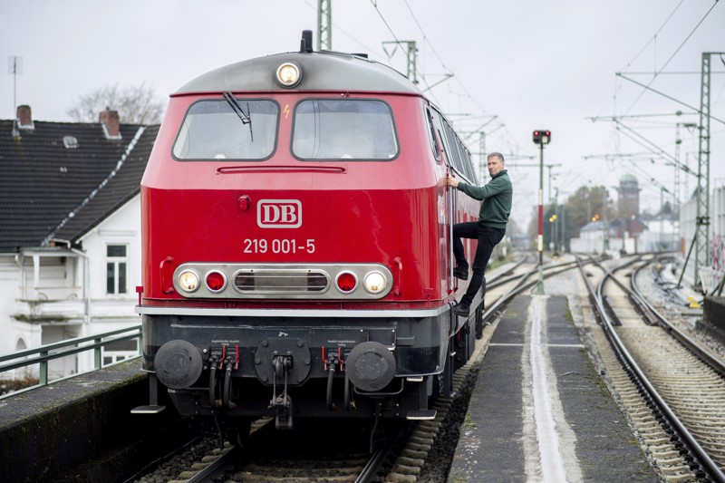 Sandkuhl hat sich als Lokführer selbstständig gemacht und fährt mit seiner eigenen Lokomotive im Güterverkehr durch ganz Deutschland.