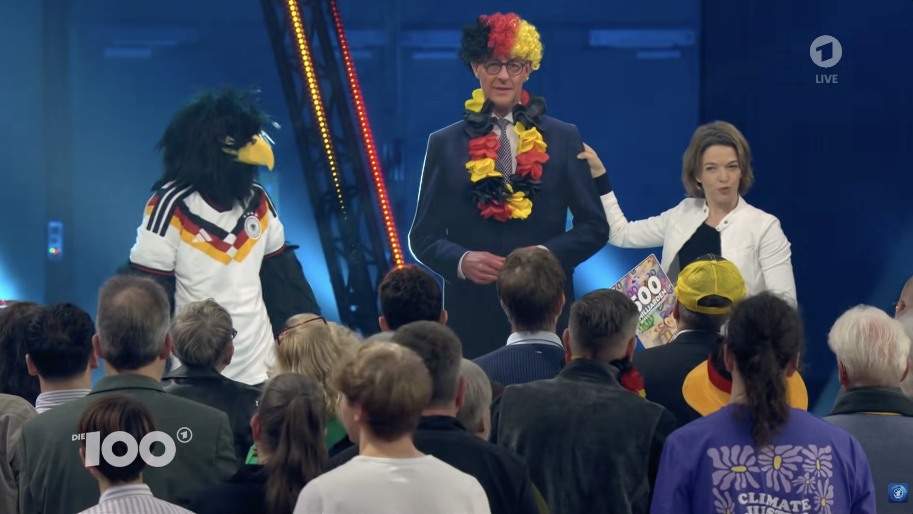 Inszeniert als Deutschland-Fan-Puppe kommt auch Friedrich Merz auf die ARD-Bühne.