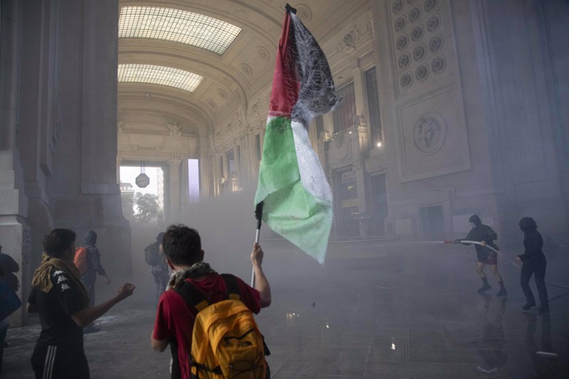 Weil Italien Palästina nicht als Staat anerkennen will, Randalieren Hunderte auf den Straßen Mailands.